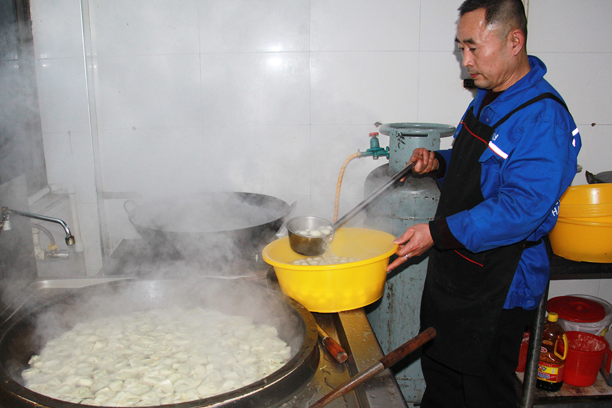 豪家集團大廚煮餃子和湯圓